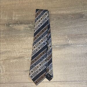Elegant Men's Tie with Geometric Design